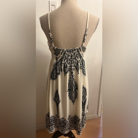 Boho Paisley Smocked Empire Waist MIDI Dress Black & White Size - Picture 3 of 6